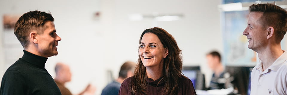 Pia 与同事在办公室